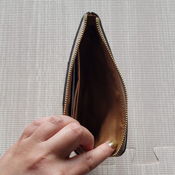 Coach Corner Zip Wristlet in Signature Canvas - Picture 4 of 9